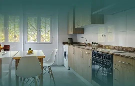 Cocina equipada de una vivienda en alquiler
