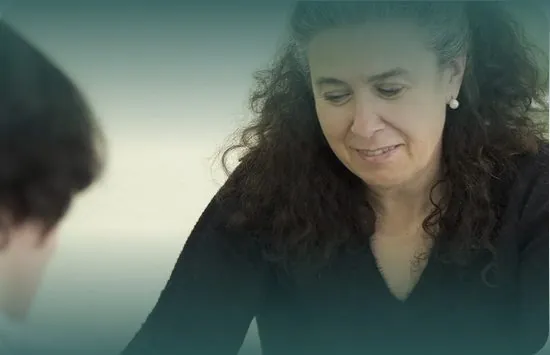 Ana López revisando documentación con un cliente